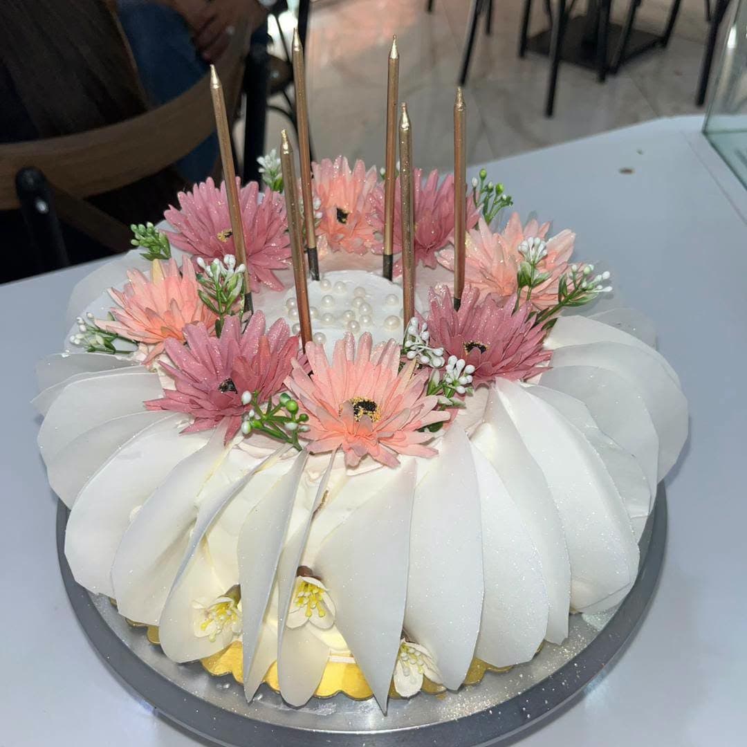 Gâteau décoré de fleurs fraîches pour une fête de famille