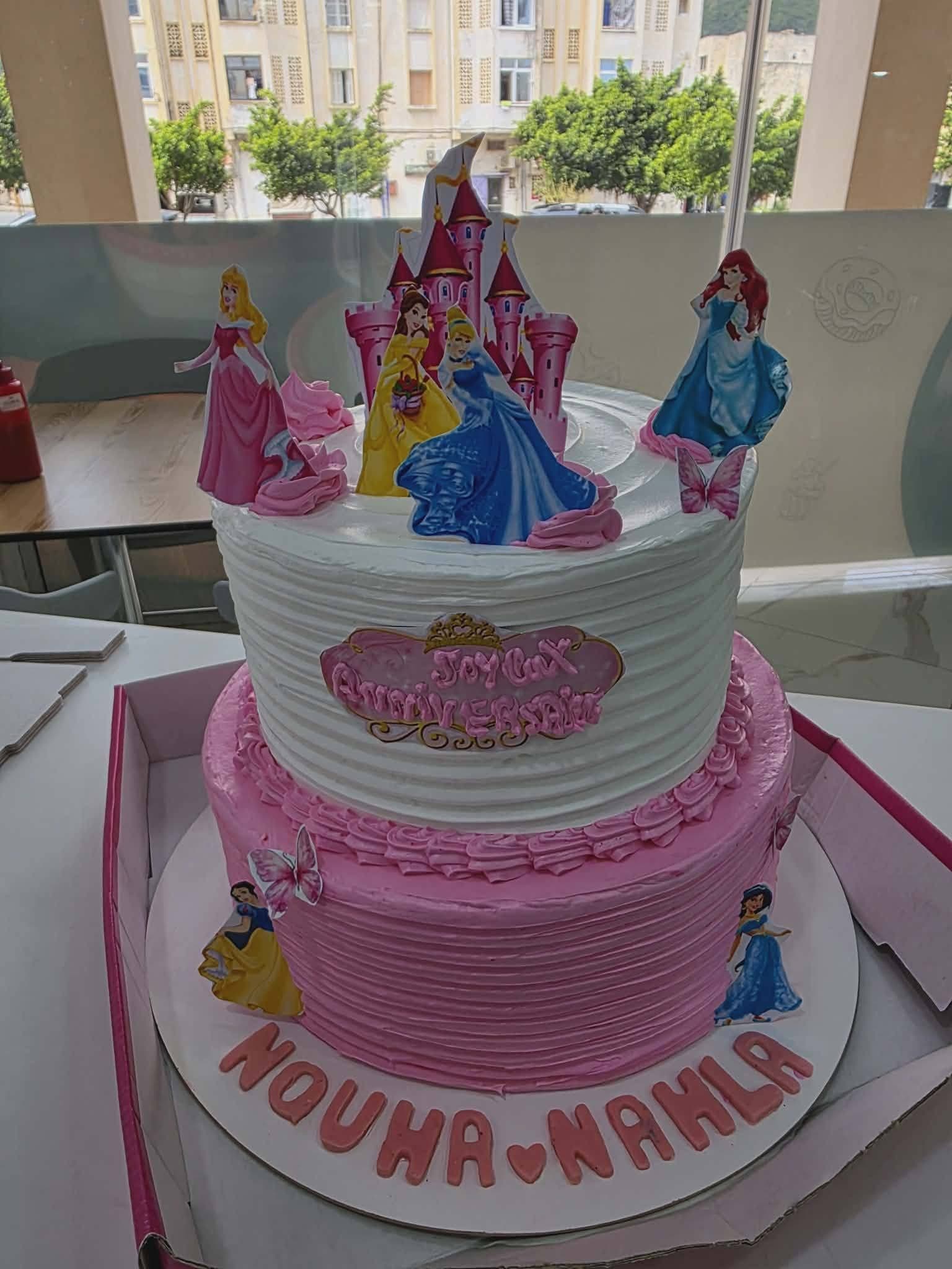 Gâteau d’anniversaire à deux étages, thème princesses
