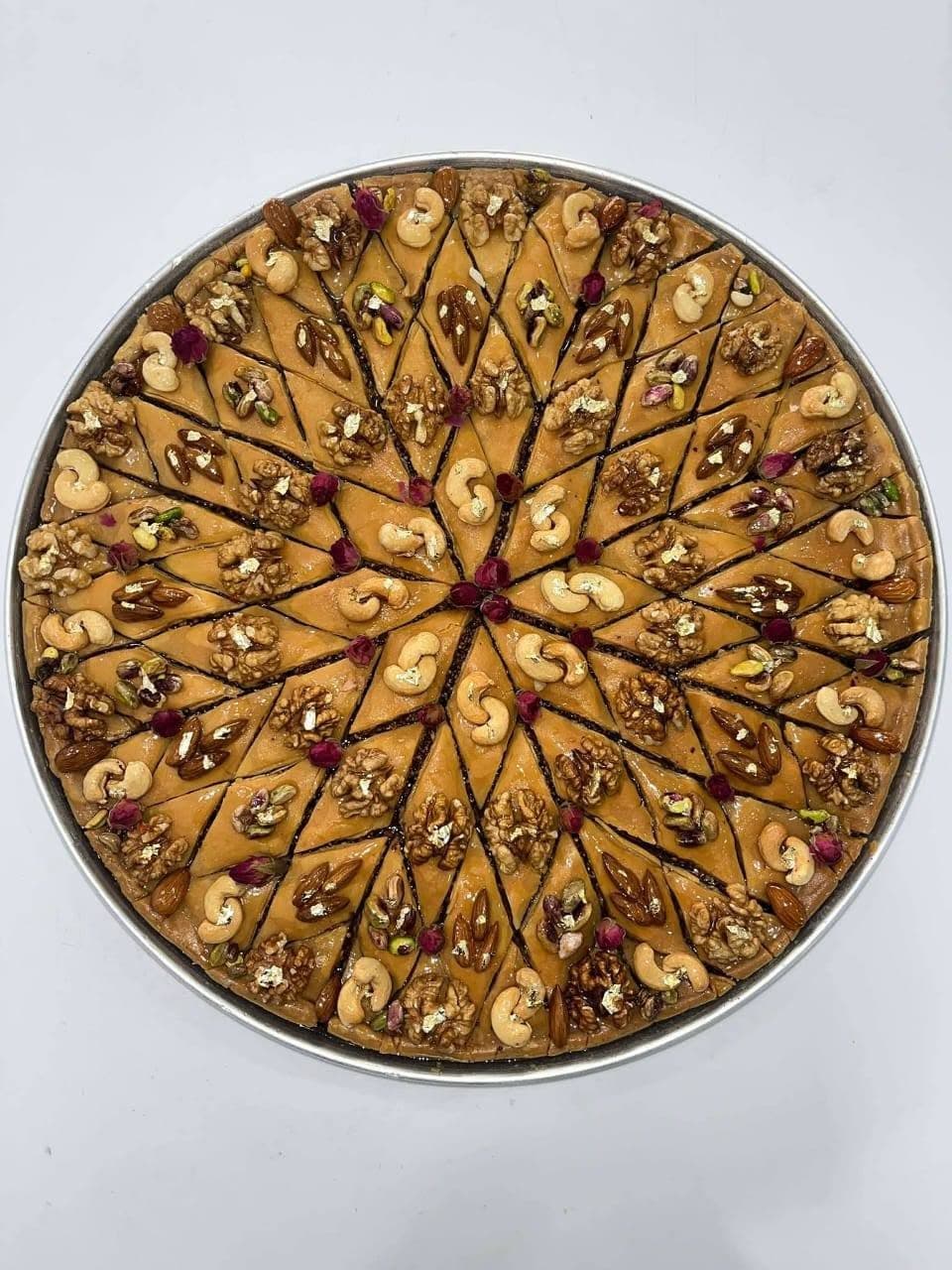 Plateau rond de baklawa aux noix, amandes et pistaches