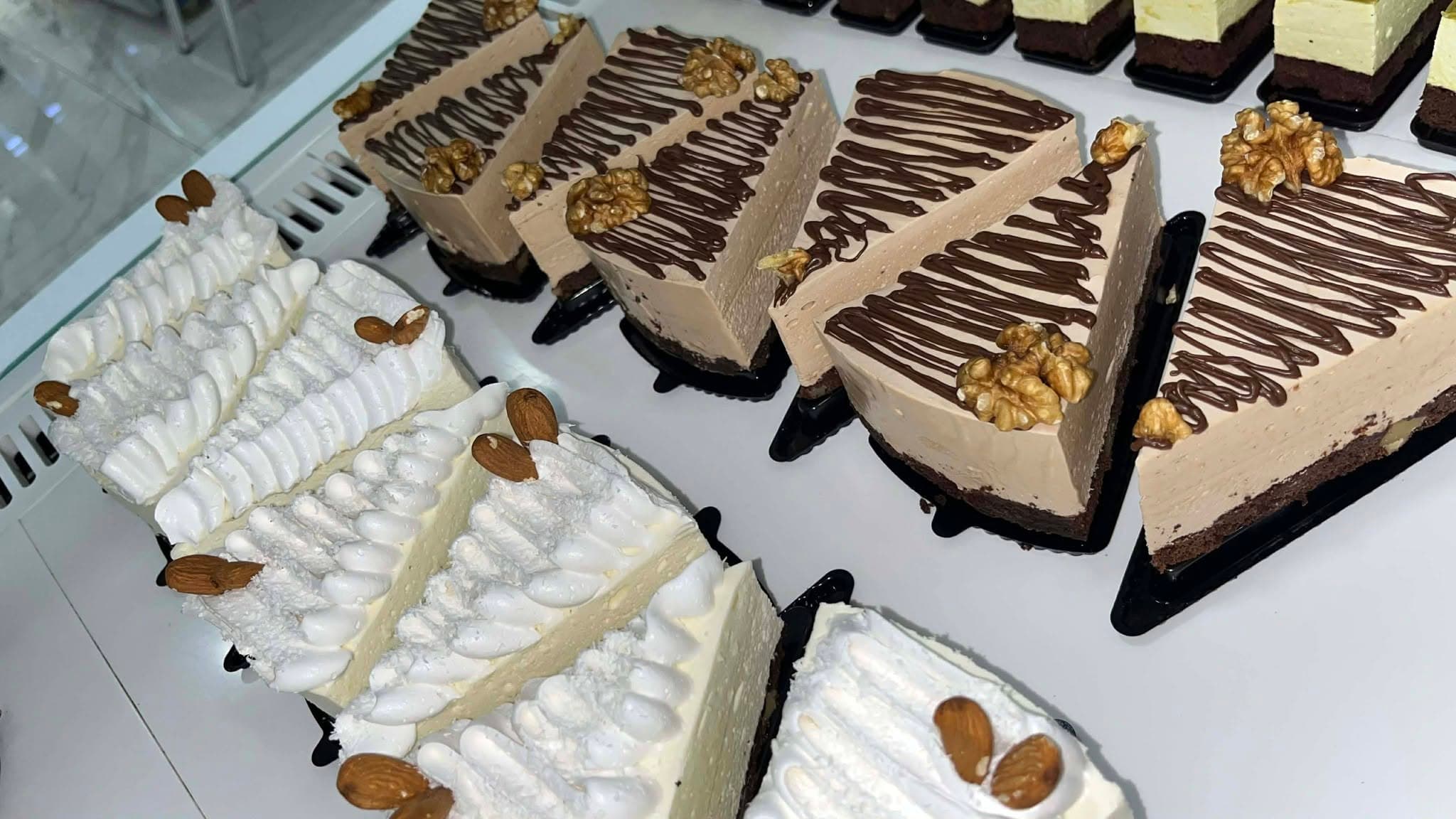 Parts de cheesecake et de gâteaux dressées pour un buffet