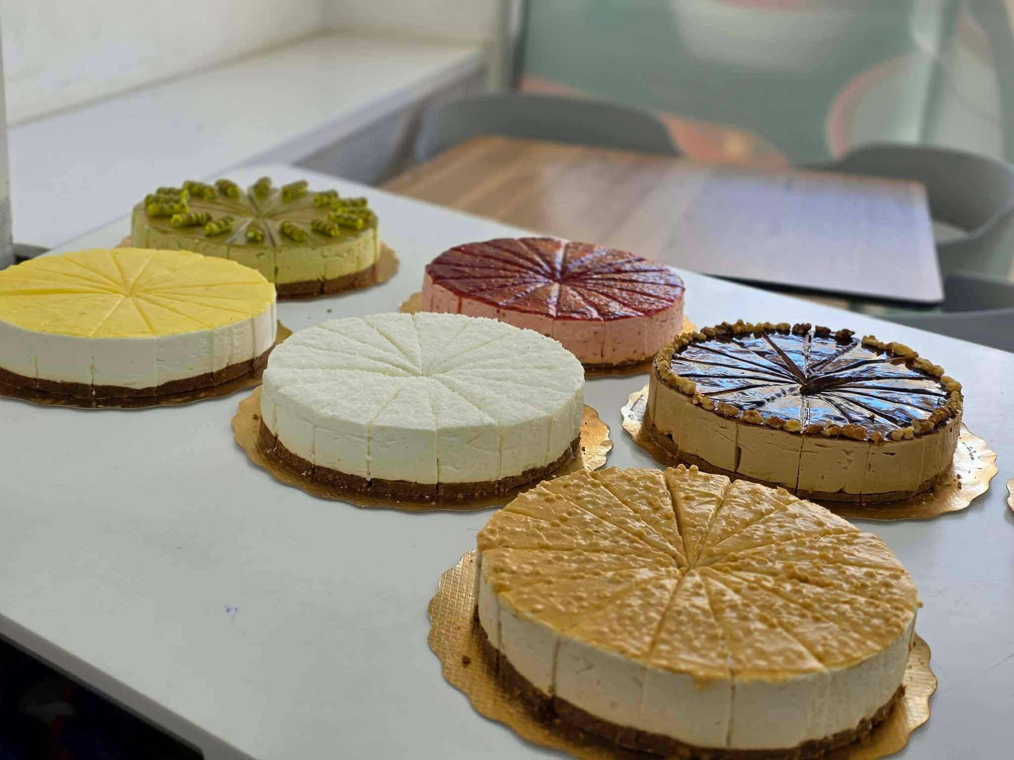 Cheesecakes entiers préparés pour une réception