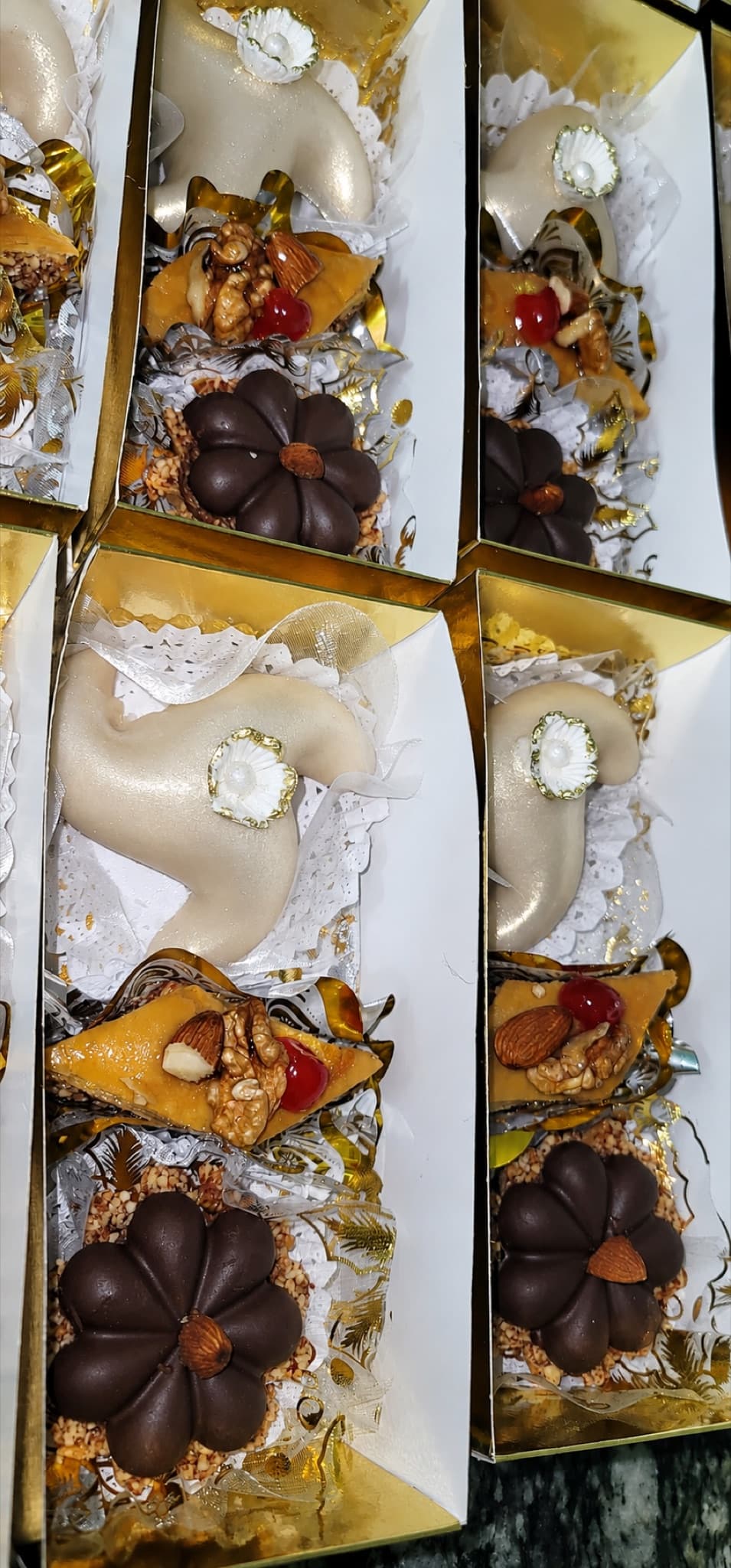 Coffrets de gâteaux traditionnels garnis pour les fêtes