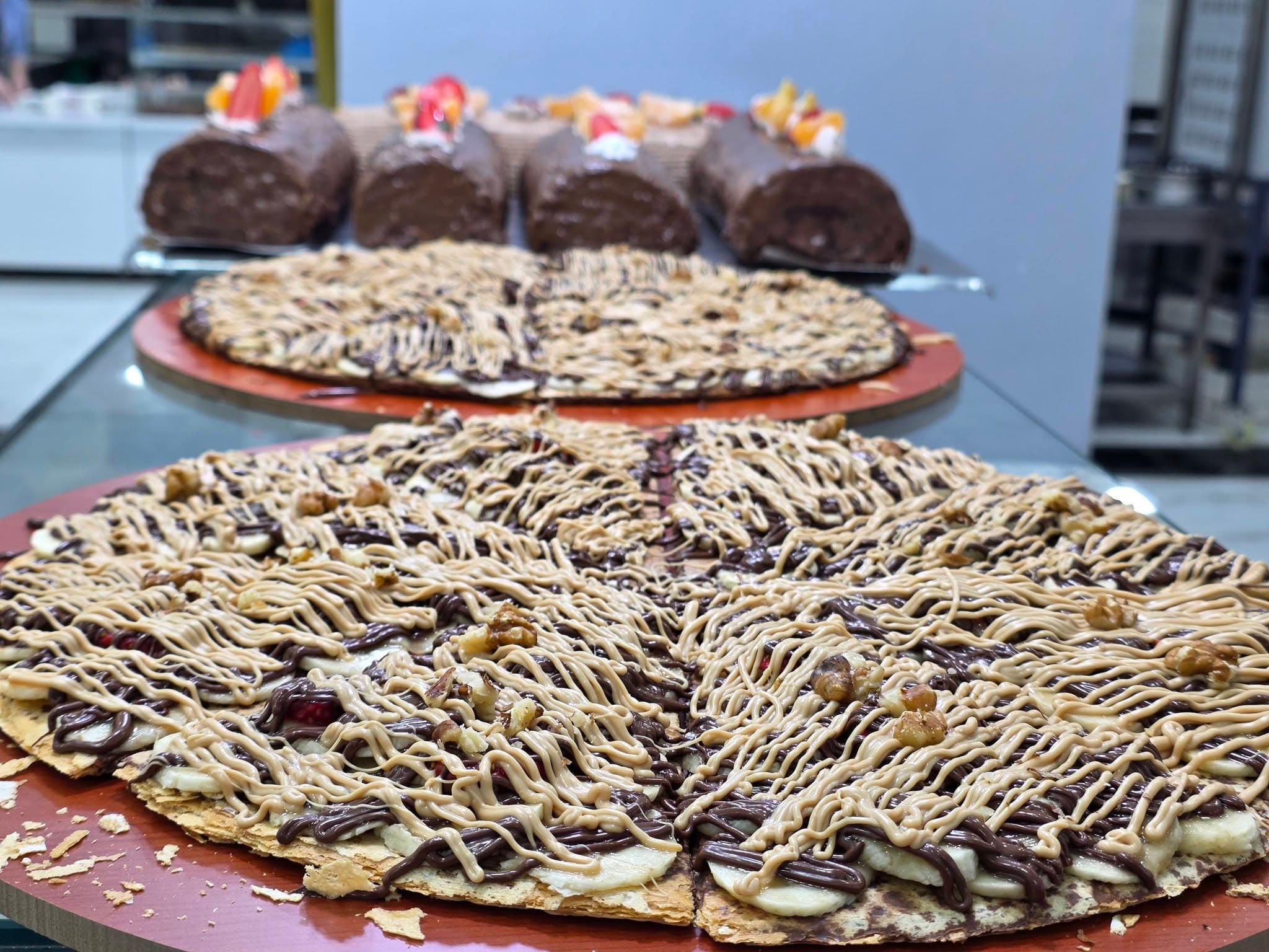 Comptoir garni de crêpes géantes et de bûches au chocolat