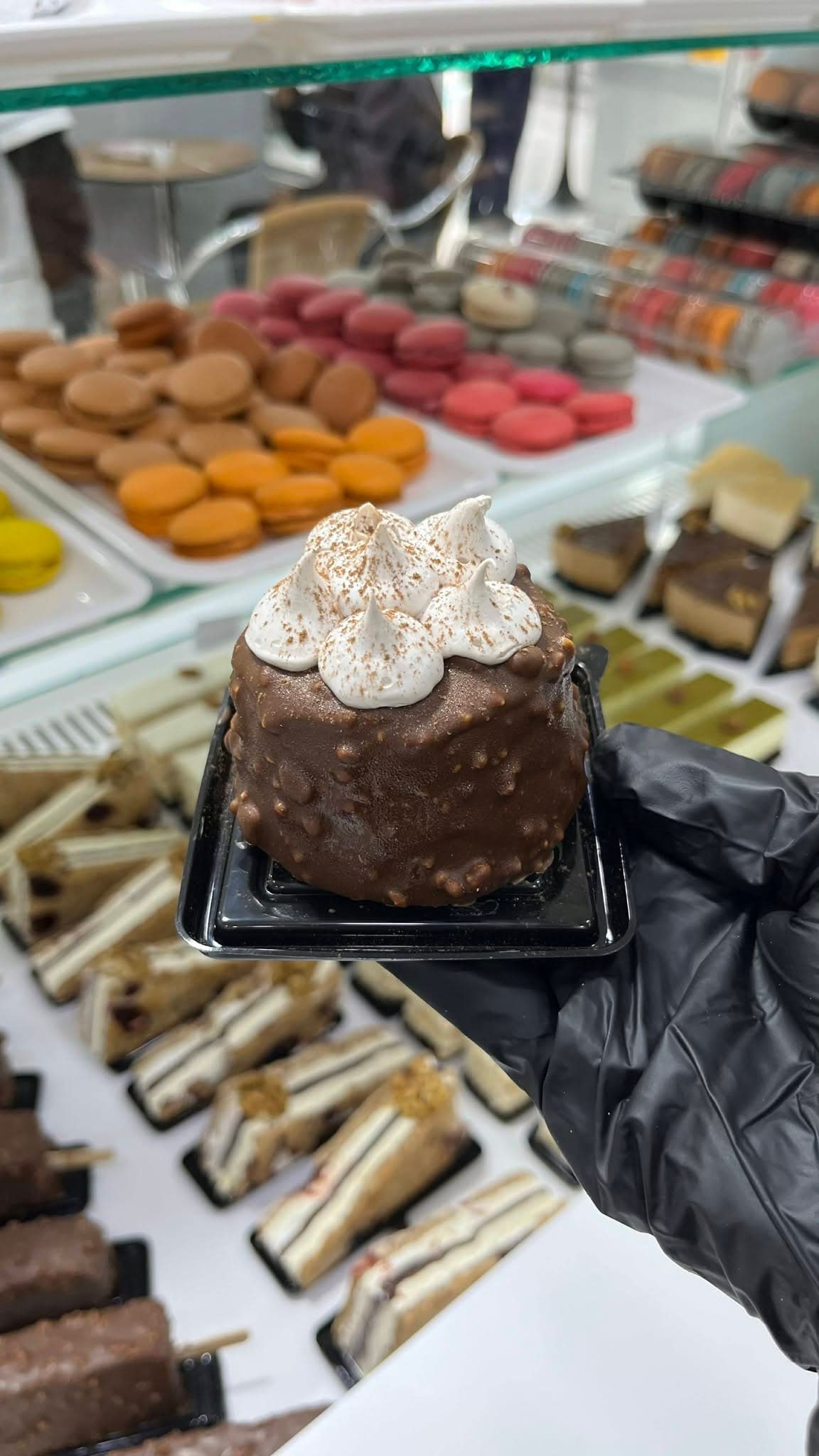 كعكة صغيرة بالشوكولاطة يعلوها المرينغ