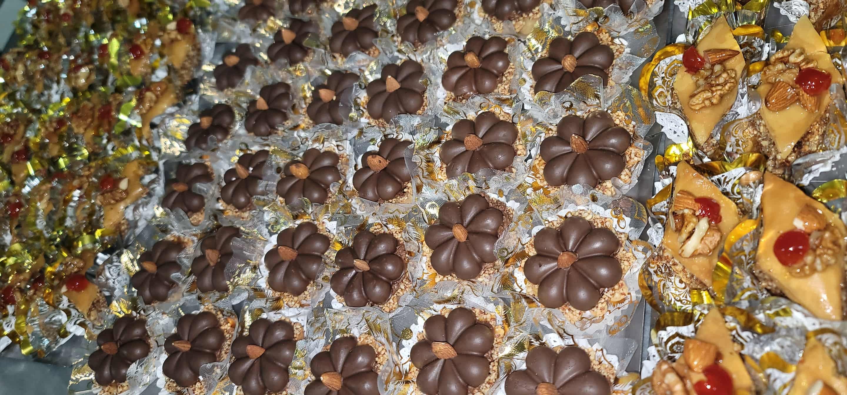 Plateaux de gâteaux secs préparés pour une fête