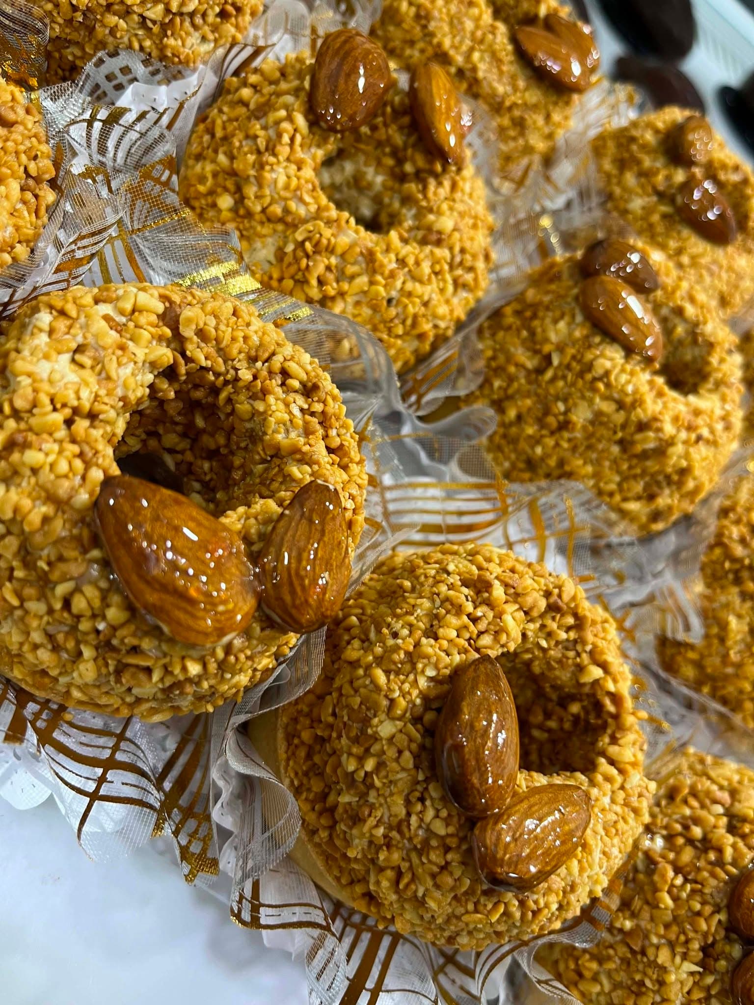حلقات مشوك مغطاة باللوز المجروش