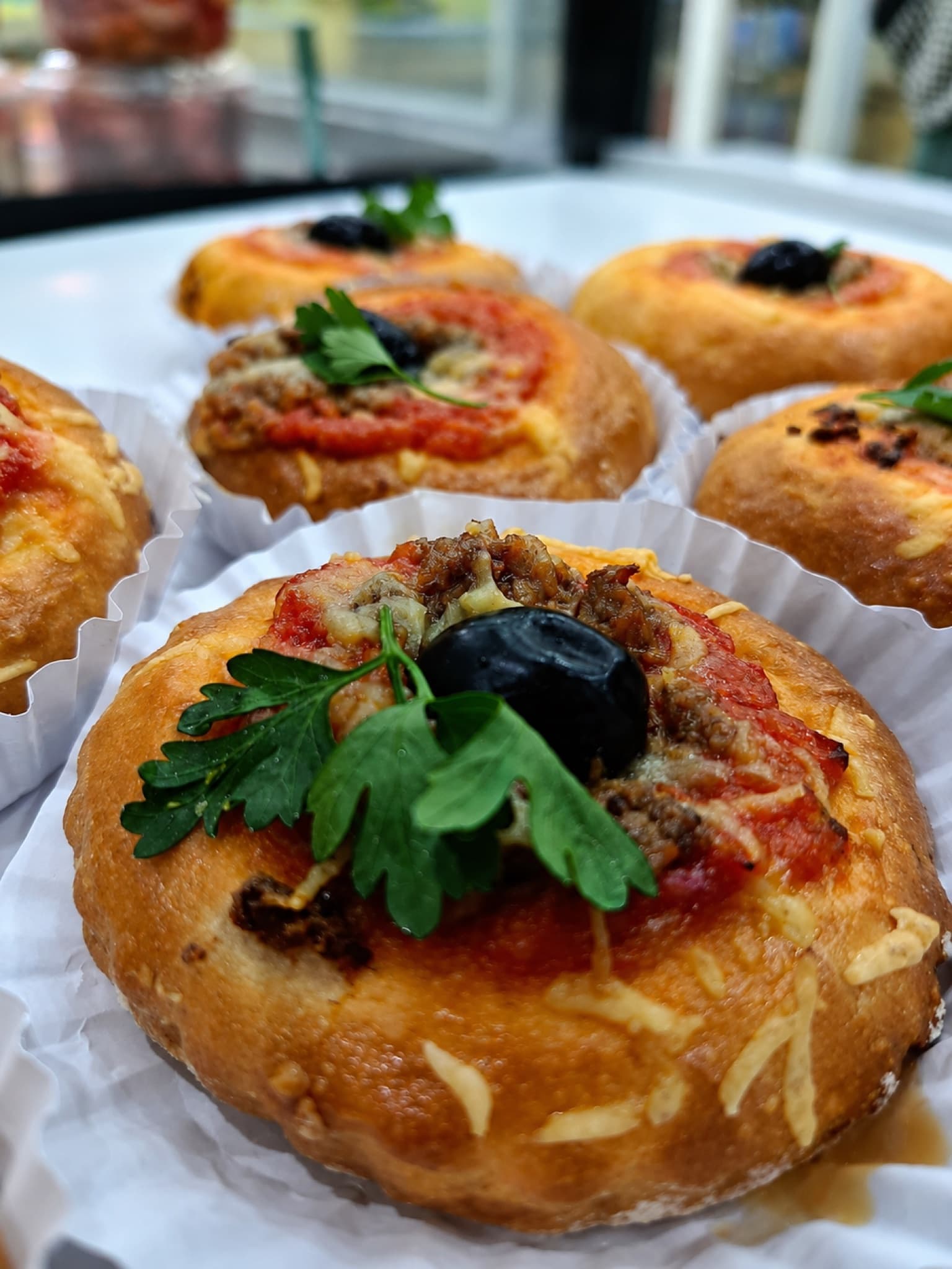 Minis pizzas à la viande hachée, olive et persil
