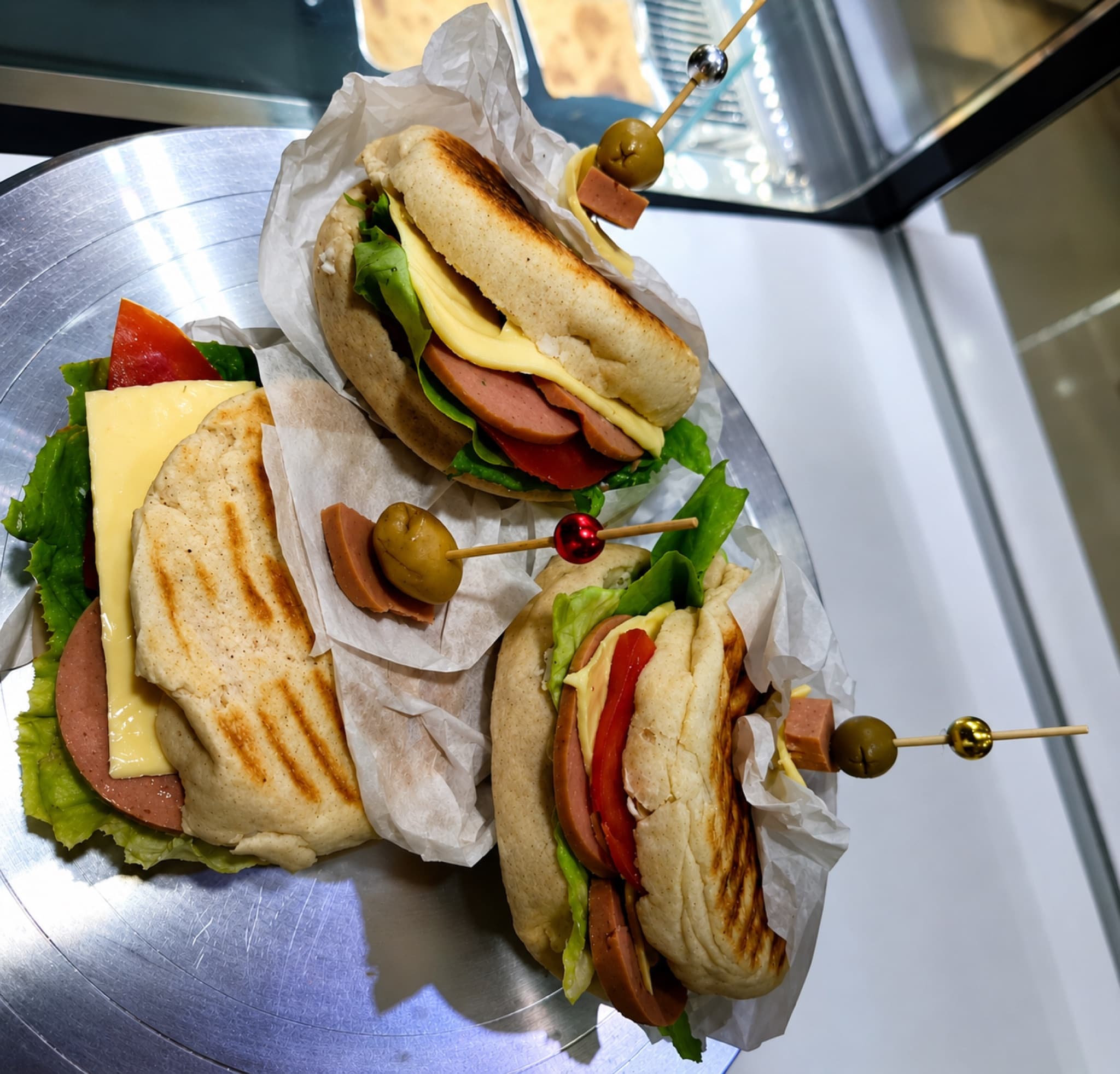 Sandwichs chauds garnis de dinde, fromage et crudités