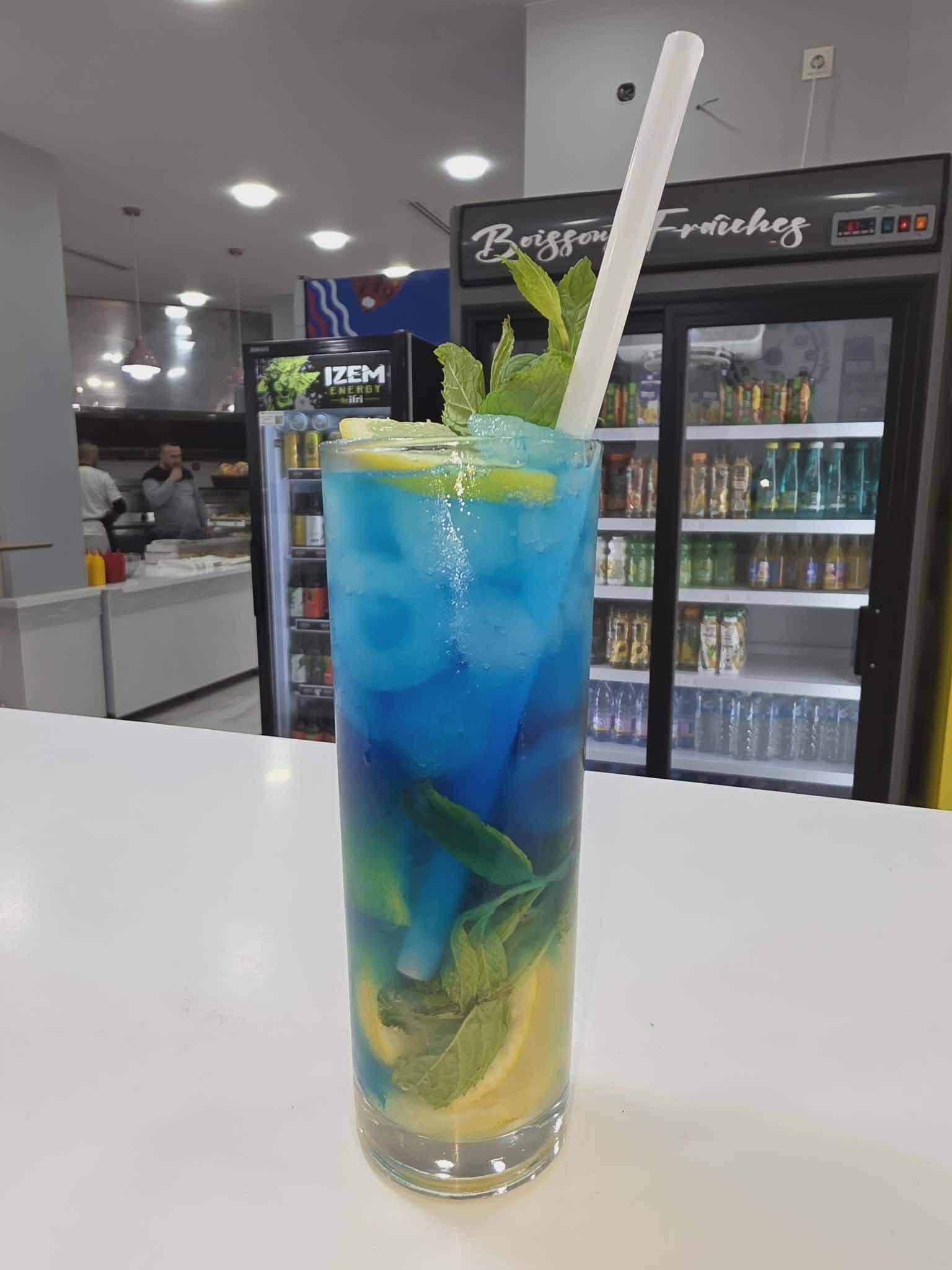 Mojito servi en verre haut, menthe et citron