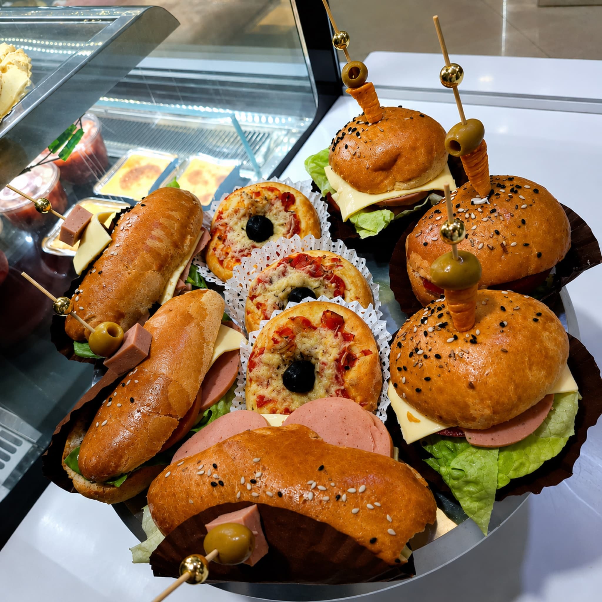 Plateau de minis burgers, minis pizzas et sandwichs