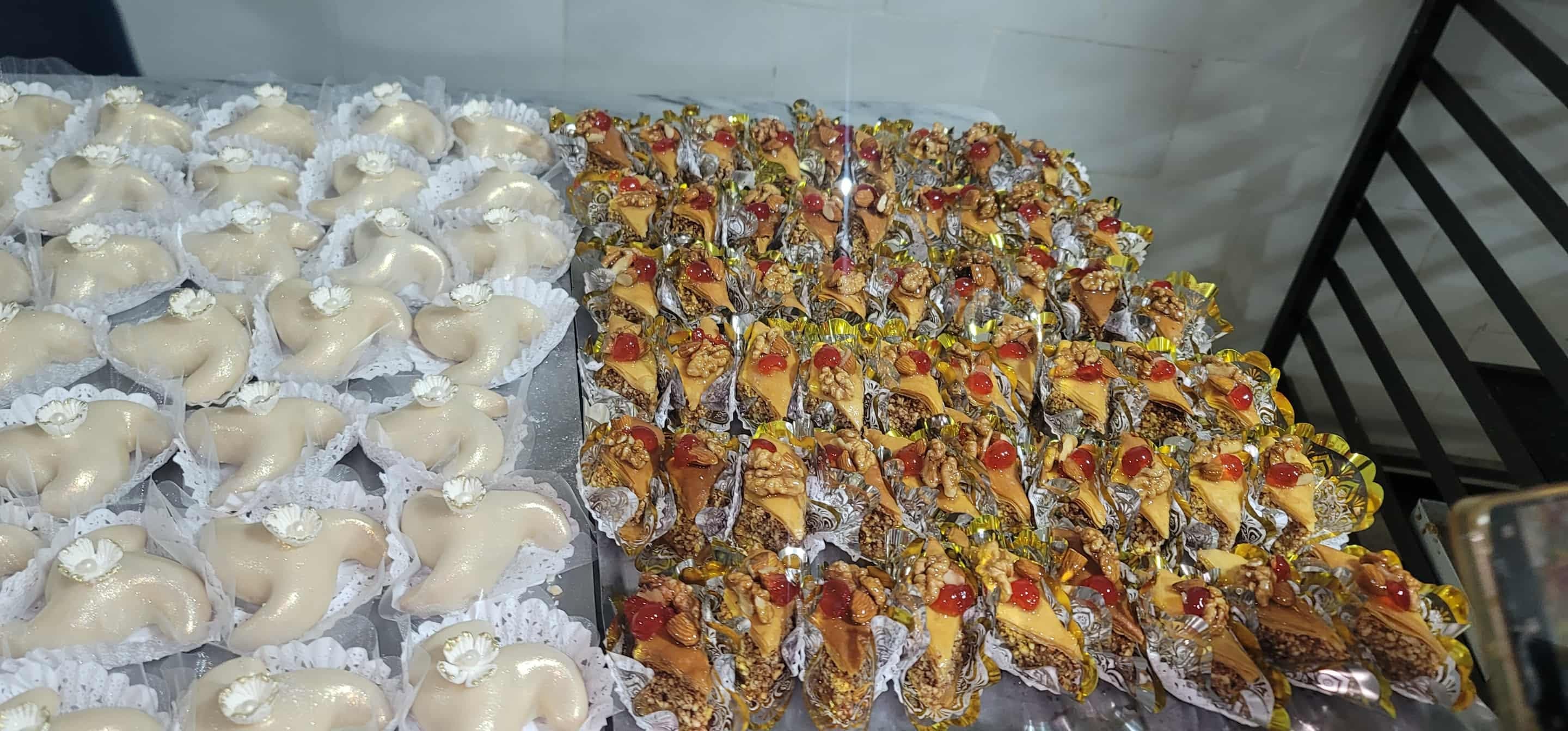 Plateaux de gâteaux traditionnels préparés pour un mariage