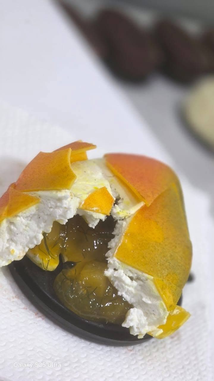 Trompe-l’œil mangue ouvert, cœur de fruit et crème