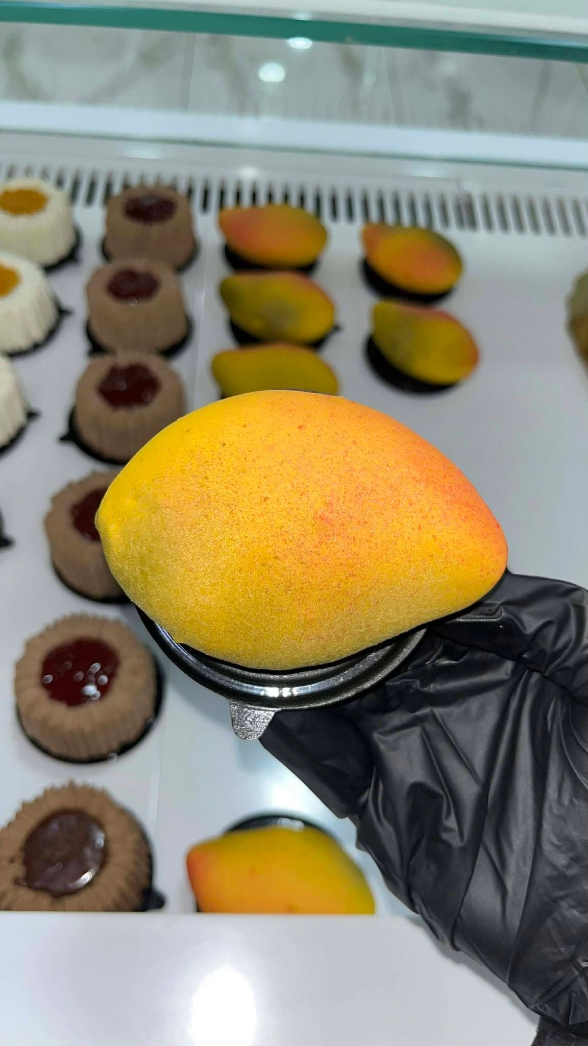 Trompe-l’œil en forme de mangue, glaçage jaune et rouge