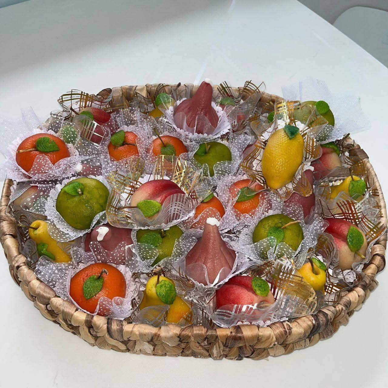 Corbeille de fruits en pâte d’amande, façonnés un à un