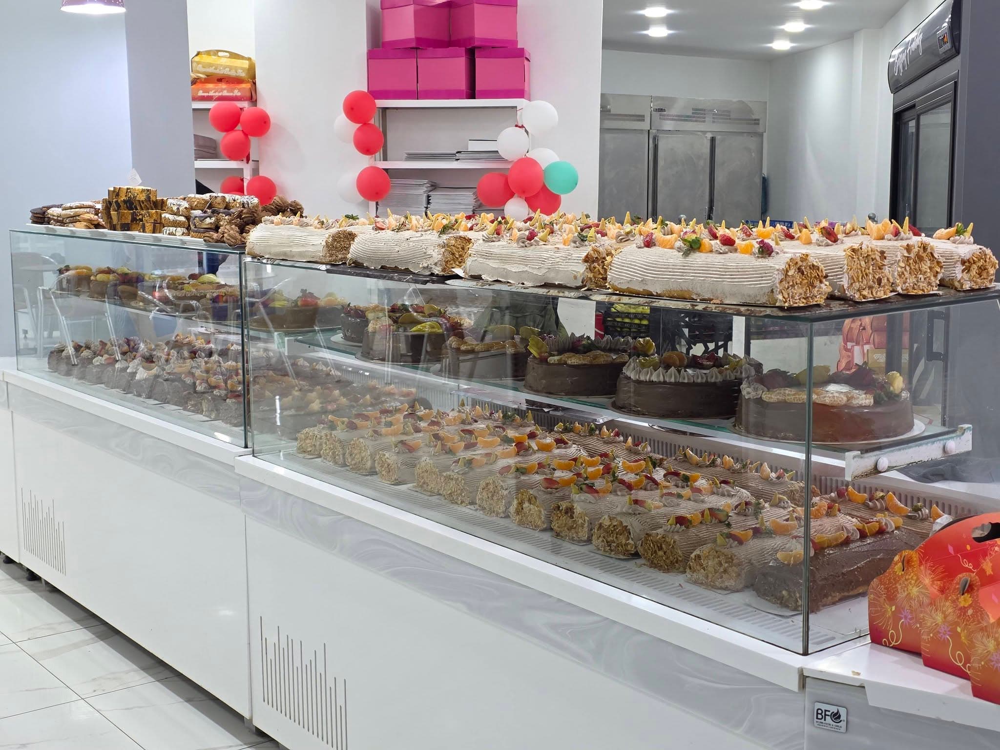 Vitrine remplie de bûches et de gâteaux du jour